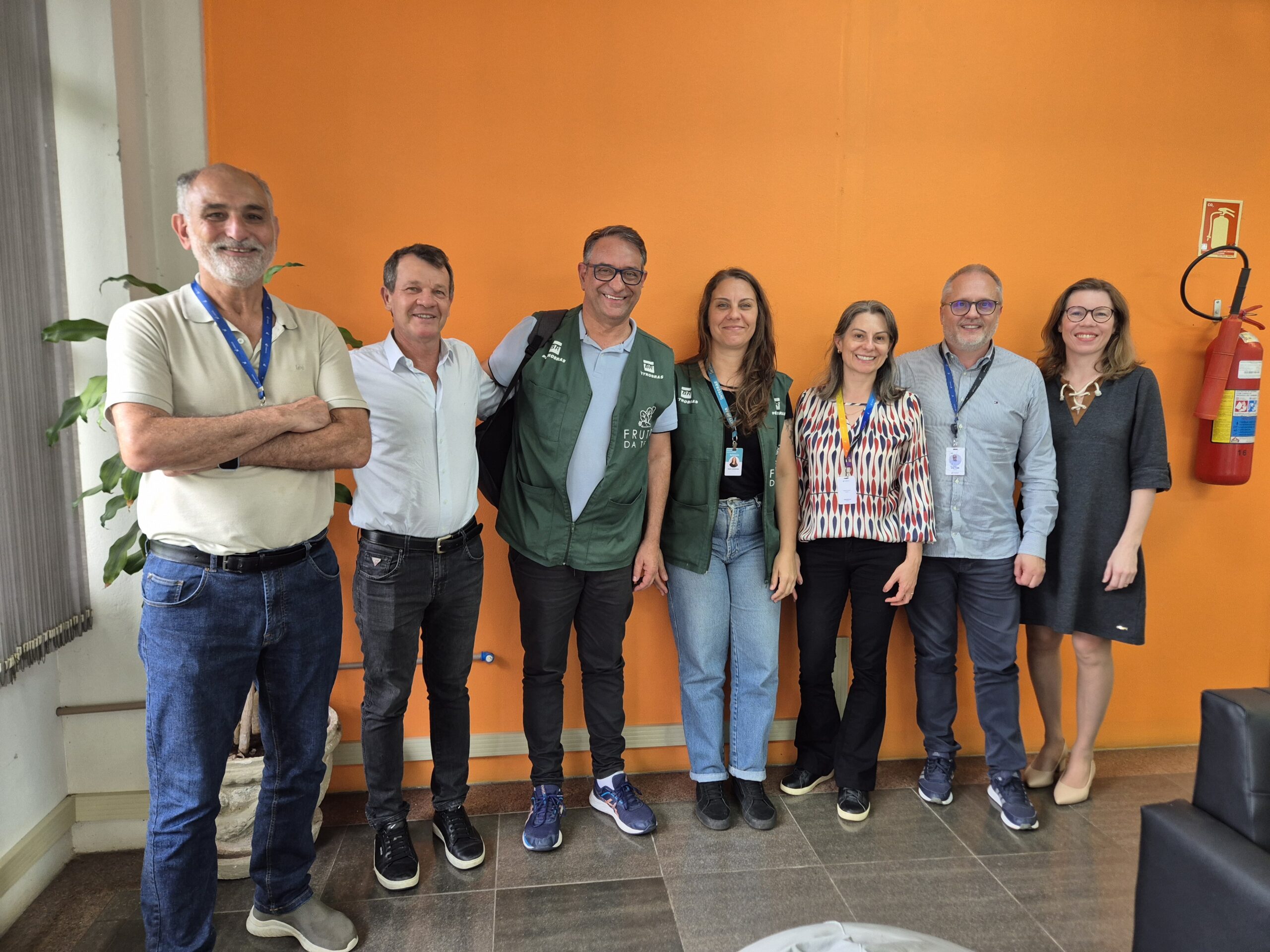 Reunião entre os projetos Educar Crescer e Frutos da Terra sela parceria 