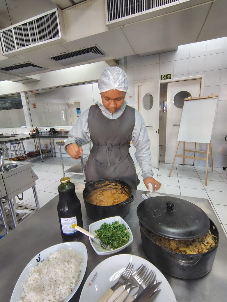 Projeto Alimentar encerra o mês unindo cozinha profissional e o sabor do afeto 