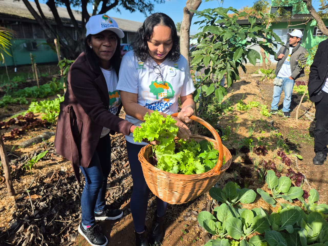 Comitiva da Petrobras acompanha evolução de Agroflorestas em escolas de Esteio e Canoas 